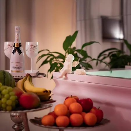 Sensual Luxury Private Jacuzzi & Sauna For Couples Apartmán Poznaň