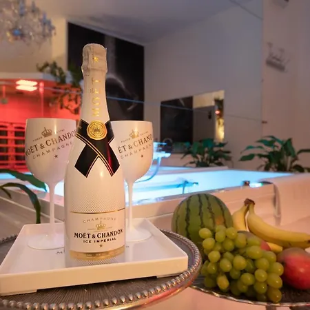 شقة Sensual Luxury Private Jacuzzi & Sauna For Couples بوزنان