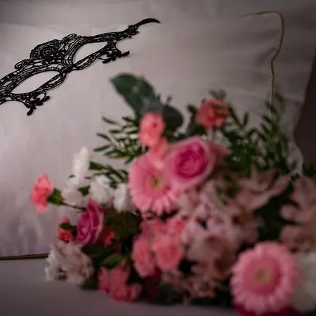 Sensual Luxury Private Jacuzzi & Sauna For Couples Apartmán