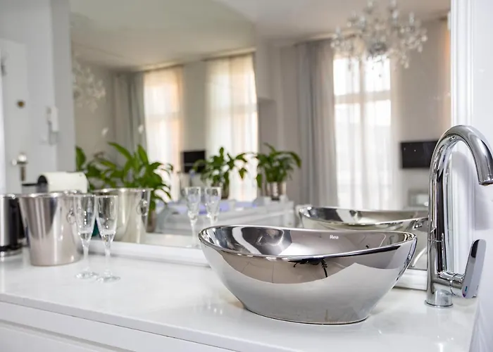 Sensual Luxury Private Jacuzzi & Sauna For Couples Apartment *