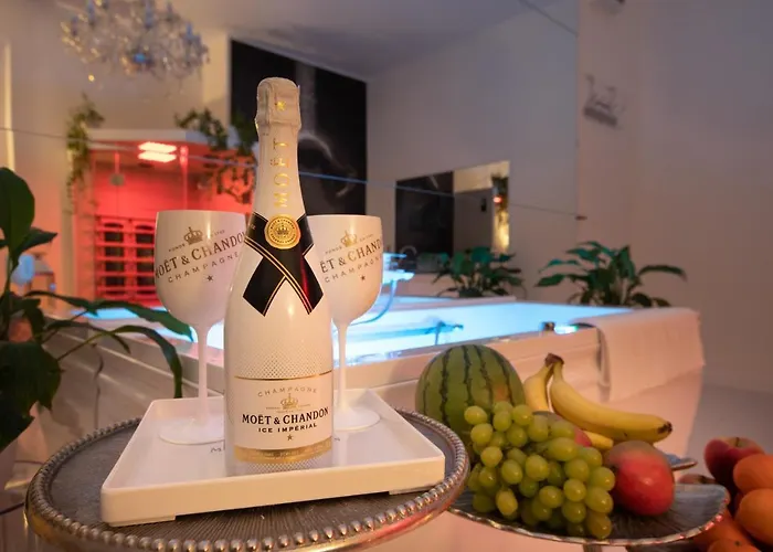 Апартаменты Sensual Luxury Private Jacuzzi & Sauna For Couples Познань