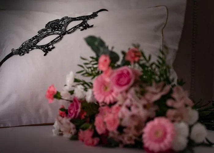 Sensual Luxury Private Jacuzzi & Sauna For Couples Apartment