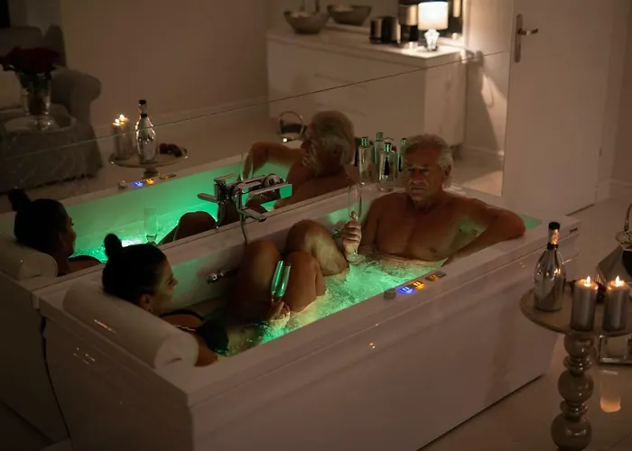 Apartment Sensual Luxury Private Jacuzzi & Sauna For Couples